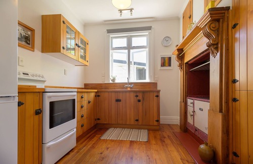 Nelson Cottage | Charming Historic Cottage 3 minutes to city centre