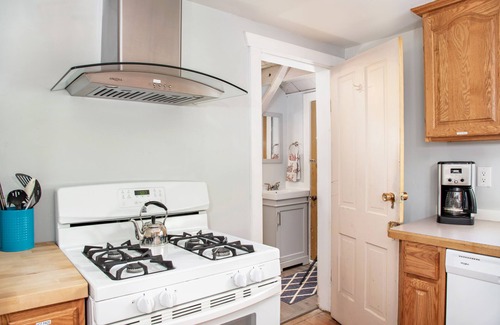 New Castle House | Charming Historic Home, Embrace the Past, Enjoy the Present 13 Mi to GWS