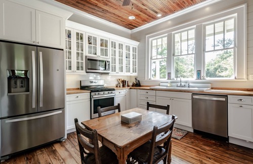 Venetia House | Charming, historic riverfront lodge