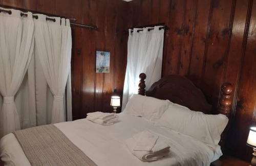 Independence House | Charming Historic Bungalow in Independence