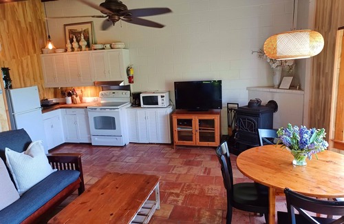 Montauk Cottage | Charming Hither House West Cottage! Fully Furnished and Pet Friendly! nn