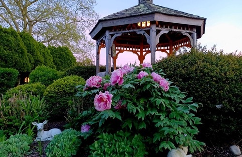Montauk Cottage | Charming Hither House West Cottage! Fully Furnished and Pet Friendly! nn