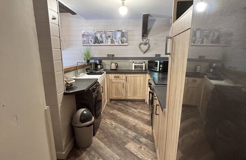 Saint-Sylvestre Cottage | Charming holiday cottage with shared heated outdoor pool, large garden & BBQ