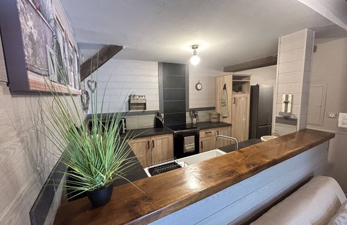 Saint-Sylvestre Cottage | Charming holiday cottage with shared heated outdoor pool, large garden & BBQ