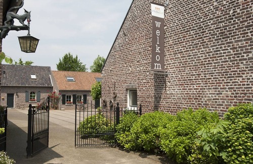 Schafelt House | Charming Holiday Home in Baarlo with Terrace