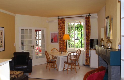 Etables House | Charming Holiday Home in etables with Swimming Pool