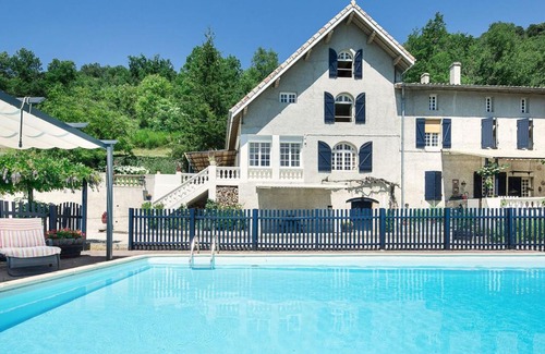 Etables House | Charming Holiday Home in etables with Swimming Pool