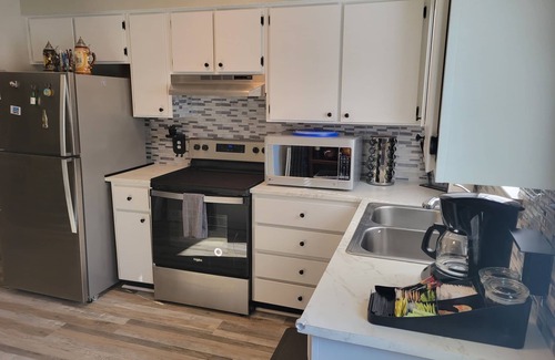 Savannah House | Charming Home- 15 mins from Historic Downtown, W+D