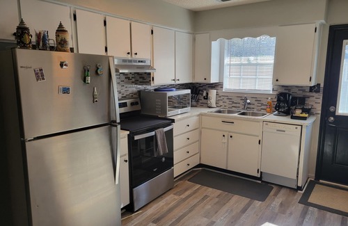 Savannah House | Charming Home- 15 mins from Historic Downtown, W+D