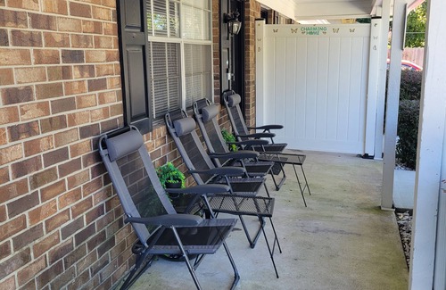 Savannah House | Charming Home- 15 mins from Historic Downtown, W+D