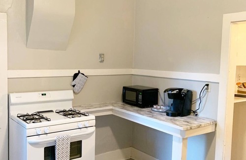 Cody House | Charming home- Downtown Cody - Sleeps up to 9! Detached GAME ROOM with bed!