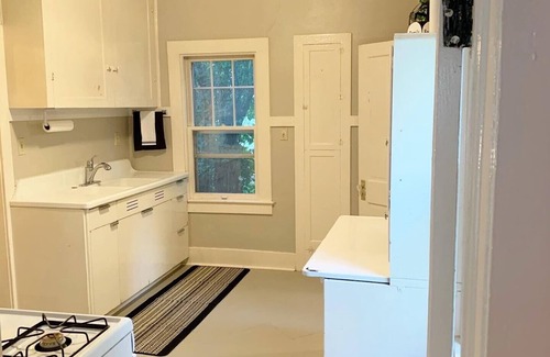 Cody House | Charming home- Downtown Cody - Sleeps up to 9! Detached GAME ROOM with bed!
