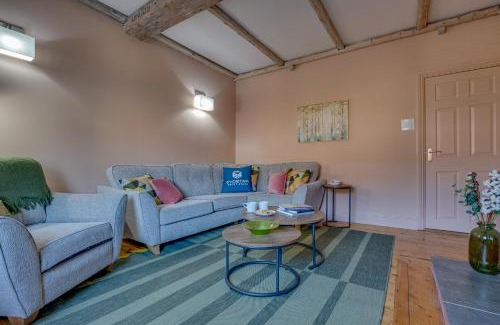 Ridgeway Apartment | Charming Home for 10 - Perfect for Work & Leisure Stays