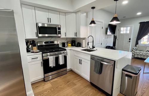 Northeast House | Charming Home Free Parking & Free Metro Shuttle