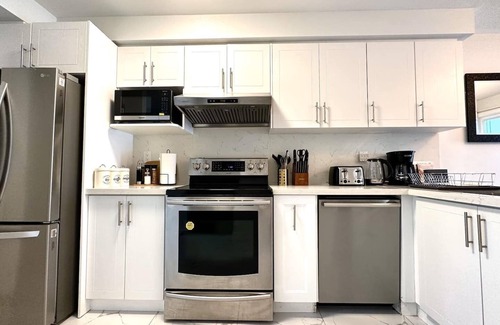 Bayview Glen House | Charming Home in Prime Location with 2 Parking