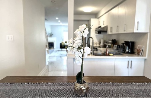 Bayview Glen House | Charming Home in Prime Location with 2 Parking