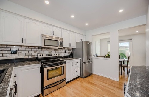 Mississauga House | Charming Home in Toronto Area near Airport, Stores–Ideal Getaway! 🏡