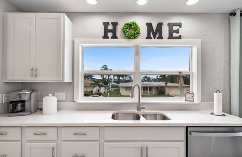 Bay Colony House | Charming Home Near Anna Maria Beach Pool+Games