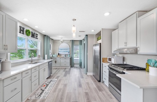 Bay Colony House | Charming Home Near Anna Maria Beach Pool+Games