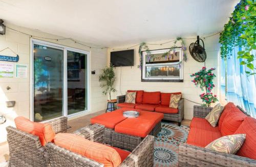 Palm Harbor House | Charming home w private heated pool & hot tub