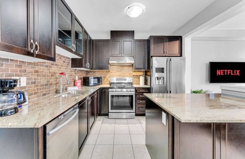 Brampton House | Charming Home with Airport and Toronto Nearby