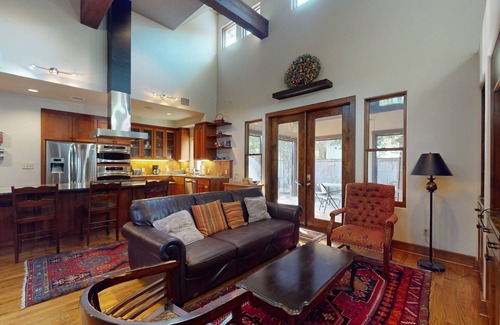Travis Heights House | Charming home with balcony, firepit, & 2 living rooms - near dining & music