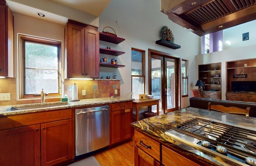 Travis Heights House | Charming home with balcony, firepit, & 2 living rooms - near dining & music