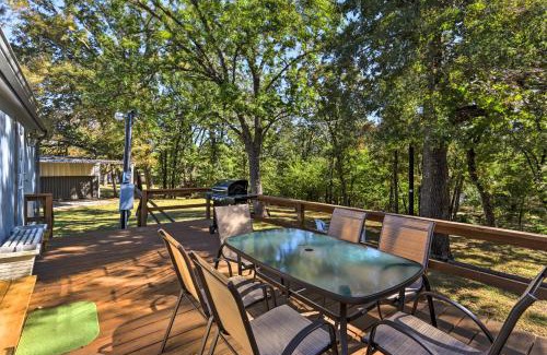Pottsboro House | Charming Home with Deck and Yard - 1 Mi to Lake Texoma