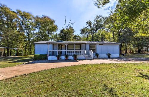 Pottsboro House | Charming Home with Deck and Yard - 1 Mi to Lake Texoma
