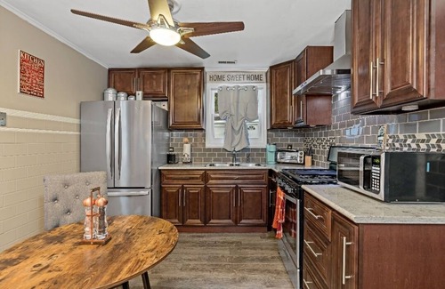 East Hazel Crest House | Charming Home with Hot Tub and Private Yard. RELAX and be at PEACE