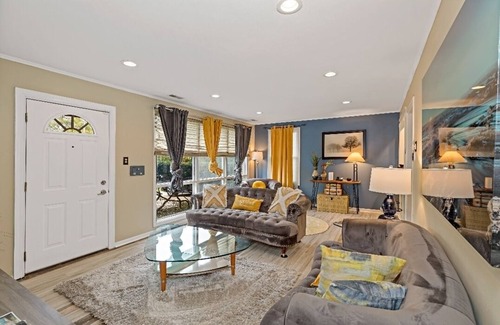 East Hazel Crest House | Charming Home with Hot Tub and Private Yard. RELAX and be at PEACE