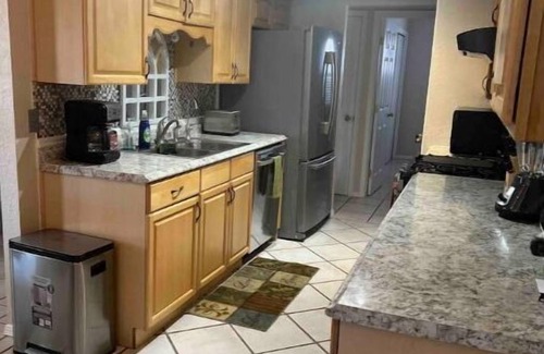 Biggs Field House | Charming Home with KingSizeBed, Garage & Grill