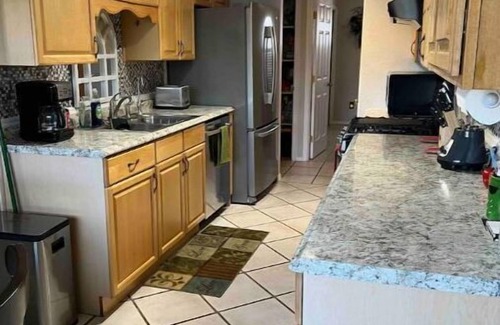 Biggs Field House | Charming Home with KingSizeBed, Garage & Grill