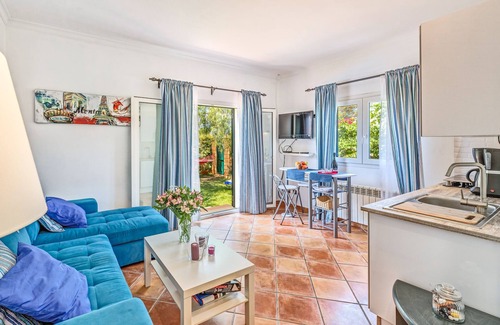 Badia Blava House | Charming Home with Pool, Generous Terrace, Garden and Wi-Fi
