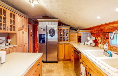 Gainesville House | Charming home with amazing views of the water, inviting screened porch