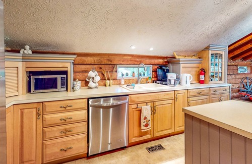 Gainesville House | Charming home with amazing views of the water, inviting screened porch