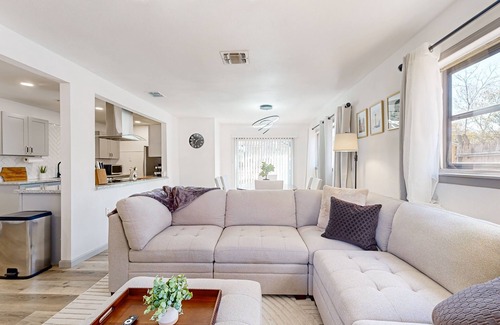 Shearer Hills - Ridgeview House | Charming home with grill & outdoor hangout - close to River Walk