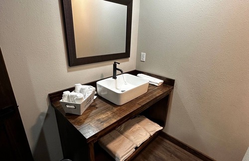 Timpson Apartment | Charming hotel suite in tranquil Timpson with WiFi, AC Unit 202
