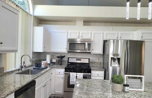 Palmdale House | Charming house in lovely Palmdale near Marie Kerr Park, schools, AV Mall
