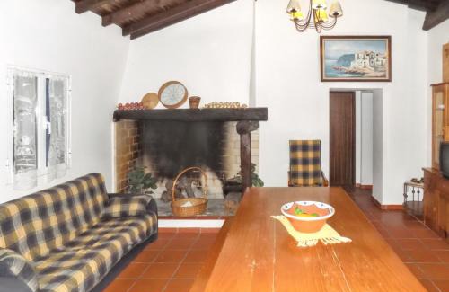 Burinhosa House | Charming House in Pataias with Shared Pool