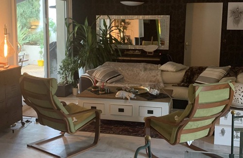 Bergerac House | CHARMING HOUSE SPACIOUS ROOMS BEAUTIFUL POOL SURROUNDED BY GREENERY IN BERGERAC