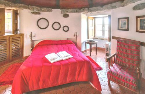 Sao Joao Batista House | Charming House with Shared Pool in Porto de Mós.