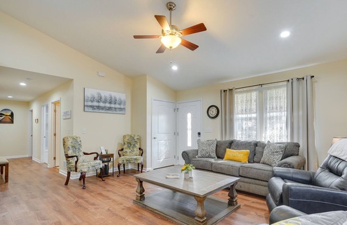 Howard House | Charming Howard Getaway w/Deck, 1 Mi to Lake!