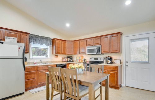 Howard House | Charming Howard Getaway w/Deck, 1 Mi to Lake!