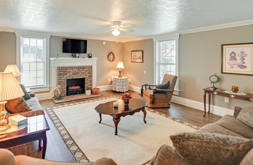 Monticello House | Charming Kentucky Farmhouse w/ Fire Pit & Grill!