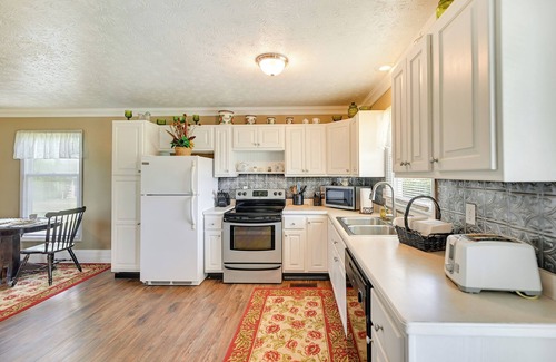 Monticello House | Charming Kentucky Farmhouse w/ Fire Pit & Grill!