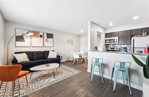 Riverside Apartment | Charming King Bed 1BR w Pool 5 Min to DT