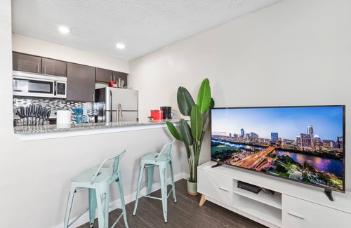 Riverside Apartment | Charming King Bed 1BR w Pool 5 Min to DT