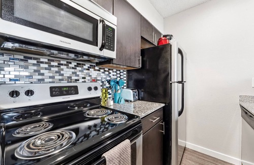 Riverside Apartment | Charming King Bed 1BR w Pool 5 Min to DT