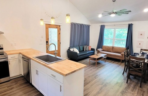 Broken Bow Cabin | Charming King bed Lux Cabin w/Netflix & Hulu 4k Tv